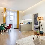 Luxe 3bed 3bath With Balcony & Views By Newyork Cafe Apartmán