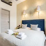 Luxe 3bed 3bath With Balcony & Views By Newyork Cafe