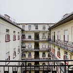 Luxe 3bed 3bath With Balcony & Views By Newyork Cafe *