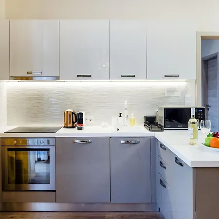 Luxe 3bed 3bath With Balcony & Views By Newyork Cafe *
