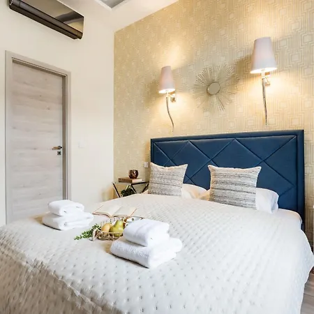 Luxe 3bed 3bath With Balcony & Views By Newyork Cafe