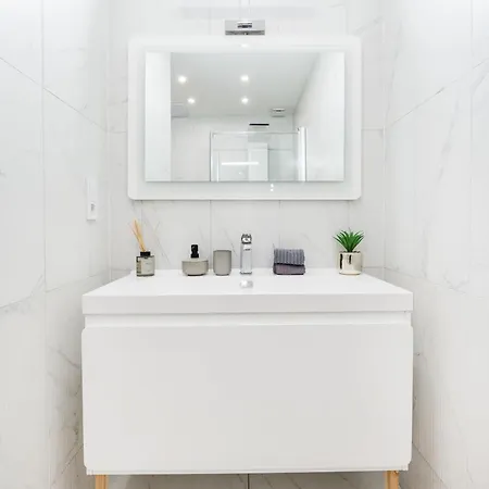 Luxe 3bed 3bath With Balcony & Views By Newyork Cafe *