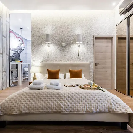 Luxe 3bed 3bath With Balcony & Views By Newyork Cafe