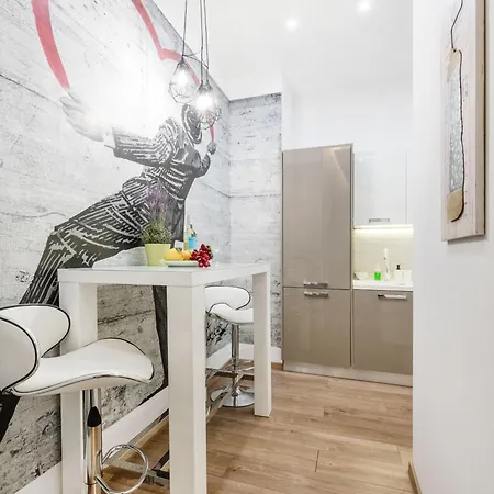 Luxe 3bed 3bath With Balcony & Views By Newyork Cafe