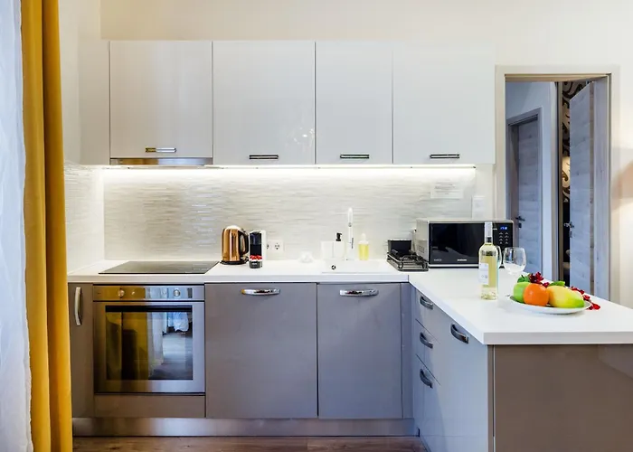 Luxe 3bed 3bath With Balcony & Views By Newyork Cafe *