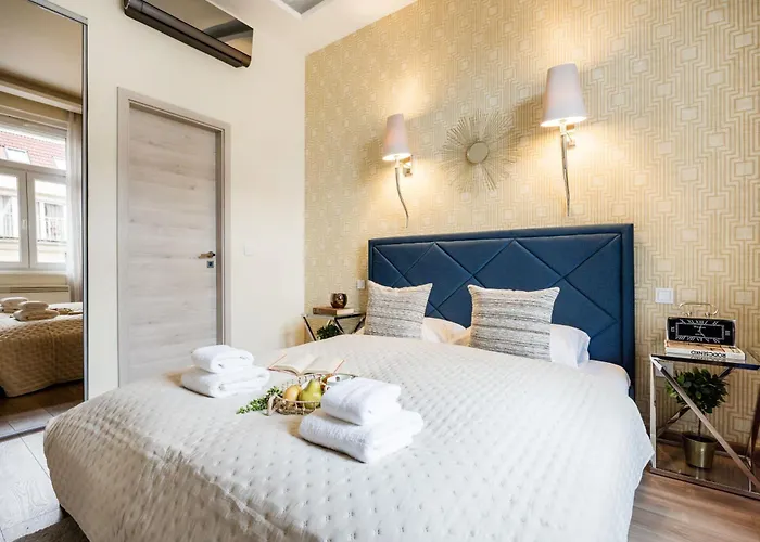 Luxe 3bed 3bath With Balcony & Views By Newyork Cafe