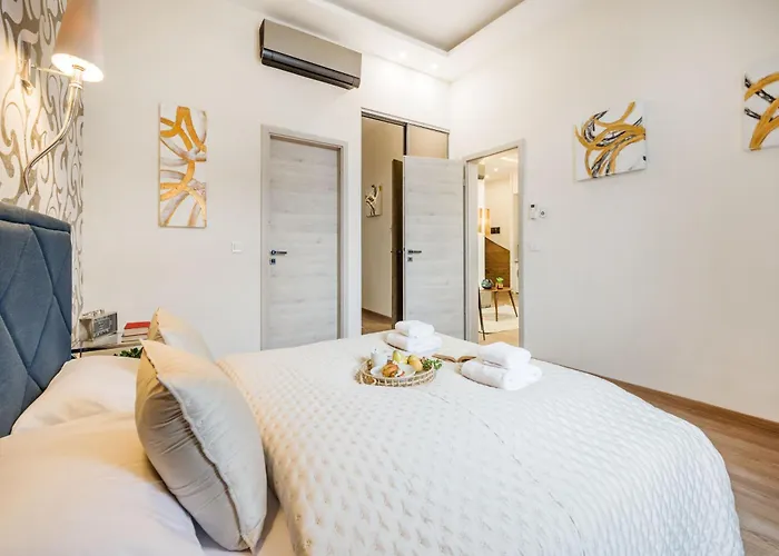 Luxe 3bed 3bath With Balcony & Views By Newyork Cafe Budapesta