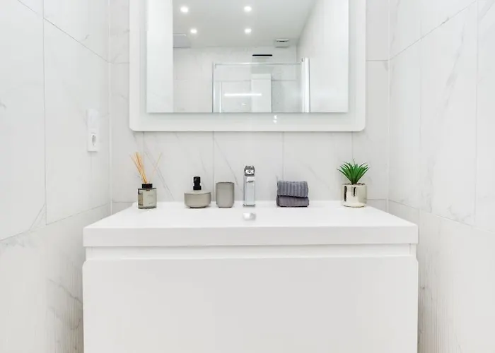 Luxe 3bed 3bath With Balcony & Views By Newyork Cafe *