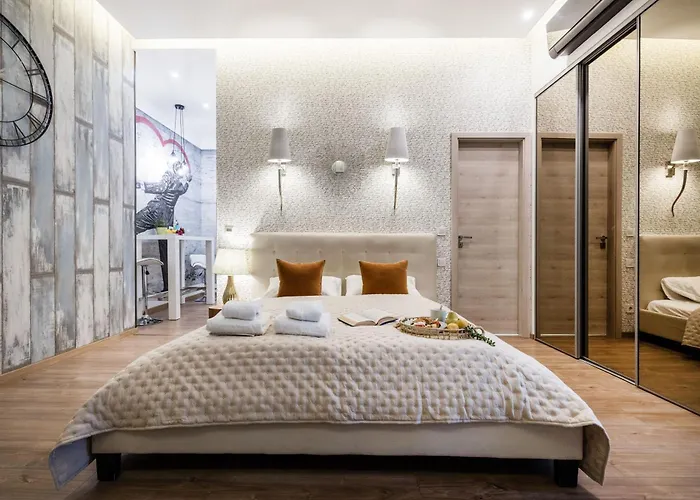 Luxe 3bed 3bath With Balcony & Views By Newyork Cafe