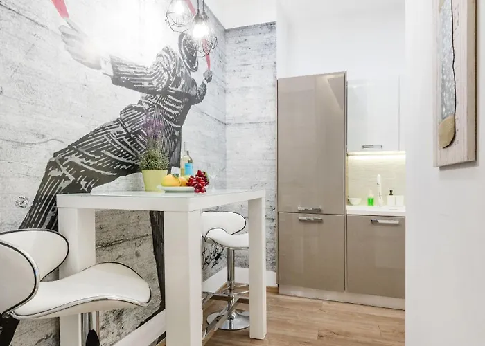 Luxe 3bed 3bath With Balcony & Views By Newyork Cafe