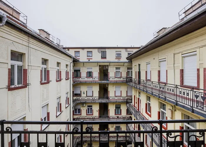 Luxe 3bed 3bath With Balcony & Views By Newyork Cafe *